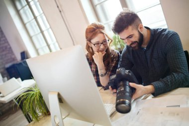  Kameraya bakarak çekici genç tasarımcılar