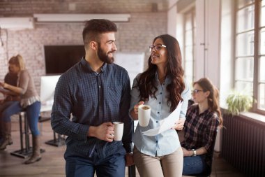 Genç tasarımcılar ofiste tartışıyor