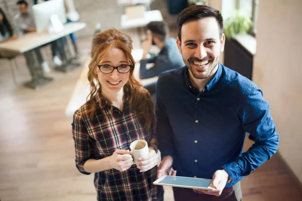 Junge Designer posieren im Büro — Stockfoto