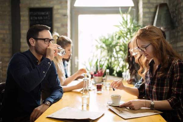 Colegas de trabalho socialização em restaurante — Fotografia de Stock