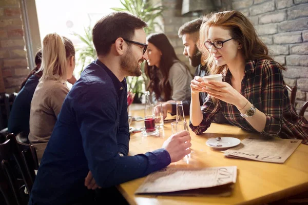 Homem flertando com mulher no restaurante — Fotografia de Stock