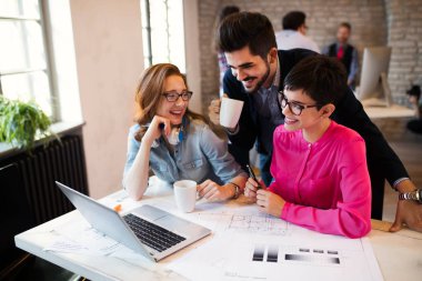 dizüstü bilgisayarda çalışan genç mimarlar