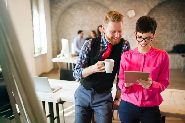 Diseñadores hablando y mirando tableta digital — Foto de Stock