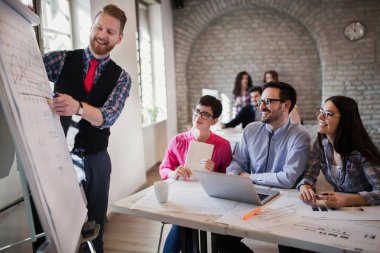 meslektaşları için sunum yapıyor mimar