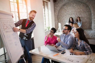 meslektaşları için sunum yapıyor mimar