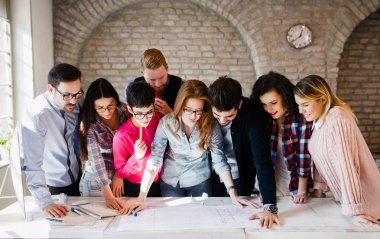 Genç bakış açısı tasarımcıları ofiste toplantısı portresi