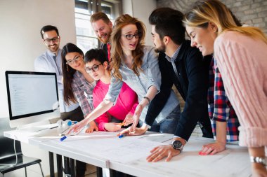 Genç grup iş planları Office tartışırken mimarlar