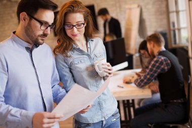 Office proje planı bakarak iki genç Mimarlar portresi