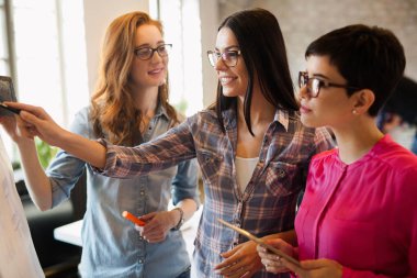 tartışmak ve gemide çizim mimarlar