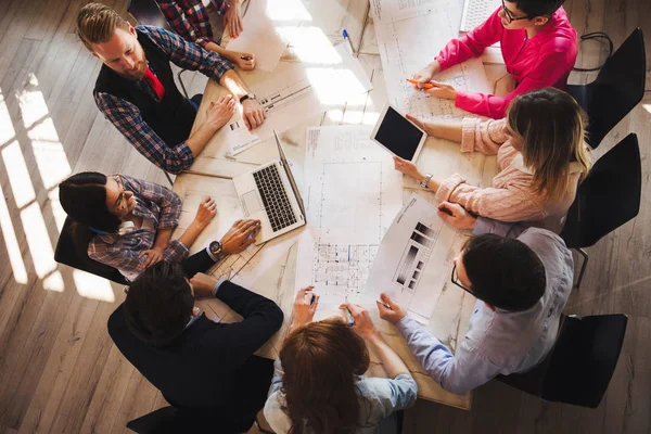 Portrait Jeunes Concepteurs Perspectives Ayant Une Réunion Bureau — Photo