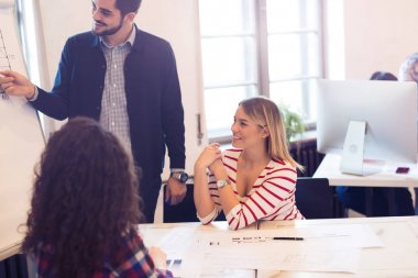 Yaratıcı tasarımcı ve office iş arkadaşlarınızla birlikte projede çalışan grup