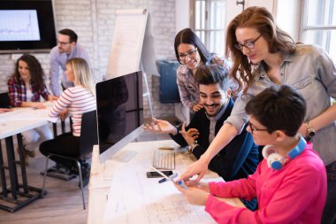 Startupteamwork beyin fırtınası toplantı kavramı. Proje üzerinde birlikte çalışan kişiler