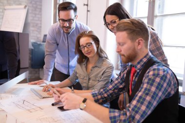 Startupteamwork beyin fırtınası toplantı kavramı. Proje üzerinde birlikte çalışan kişiler