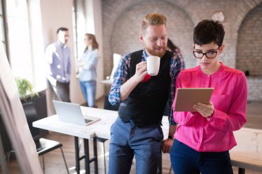 Başlangıç takım çalışması beyin fırtınası toplantı kavramı