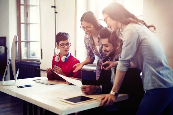 Compañeros Trabajo Trabajando Juntos Como Equipo Discutiendo Ideas Oficina — Foto de Stock