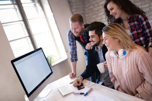 Compañeros Trabajo Discutiendo Nuevas Ideas Lluvia Ideas Una Oficina Moderna — Foto de Stock