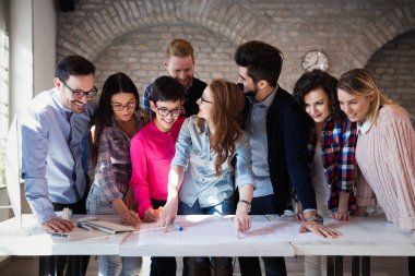 Proje üzerinde Office birlikte çalışma arkadaşları