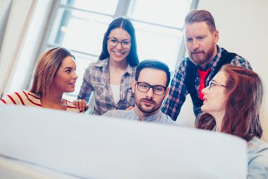 Coworking işlemi, tasarımcı ekibi modern ofisinde çalışıyor