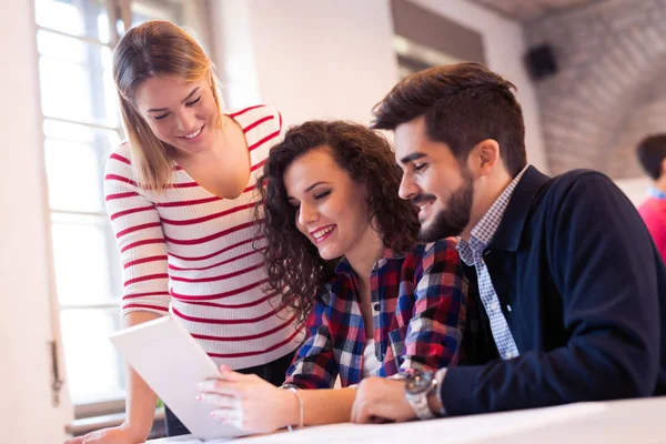 Business medarbetare diskuterar nya idéer — Stockfoto