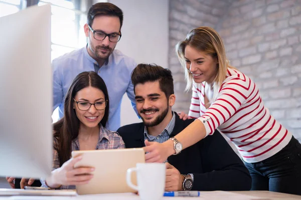 Empresarios y arquitectos trabajando juntos — Foto de Stock