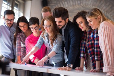 Başlangıç takım çalışması beyin fırtınası toplantı kavramı