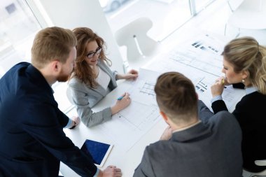 iş toplantısı üzerinde çalışan mimarlar