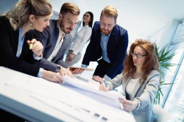 iş toplantısı üzerinde çalışan mimarlar