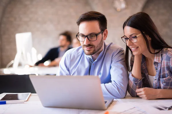 Proceso de coworking, trabajo en equipo de diseño — Foto de Stock