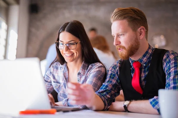 Geschäftspartner diskutieren neue Ideen — Stockfoto