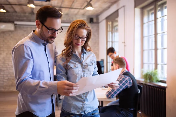 Jóvenes empresarios creativos — Foto de Stock