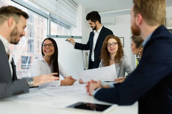 Architetti che lavorano insieme al progetto — Foto Stock