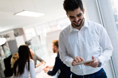 Toplantı yakışıklı mimar