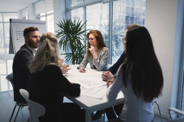  birlikte projede çalışan mimarlar