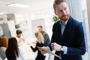 genç yakışıklı mimar Toplantı