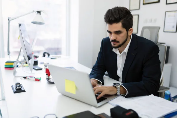 Jovem bonito trabalho no escritório — Fotografia de Stock