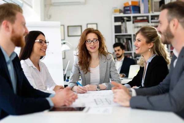 Architetti che lavorano insieme al progetto — Foto Stock