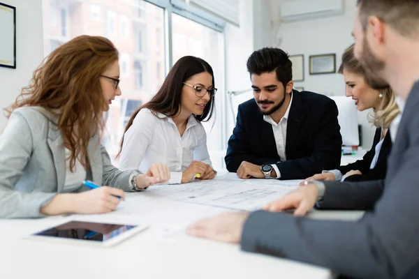 Architekten arbeiten gemeinsam an Projekt — Stockfoto