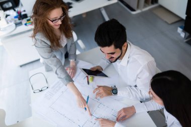  birlikte projede çalışan mimarlar