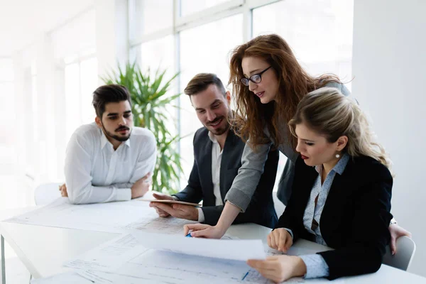 Arquitectos trabajando juntos en el proyecto — Foto de Stock