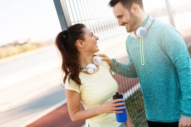 adam ve çekici kadın sahada söz