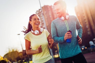 Genç çekici çift koşu 