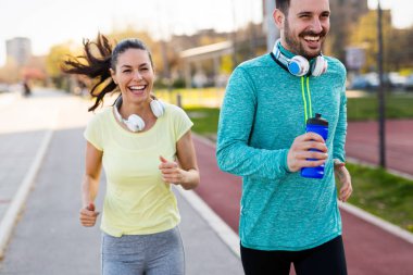 Genç çekici çift koşu 