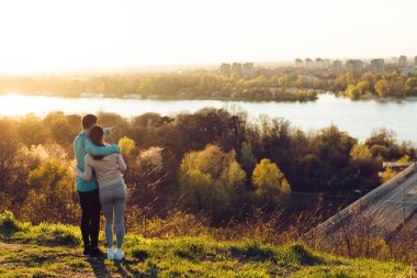 Mutlu genç sportif çifti
