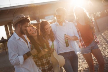 Arkadaşlar eğlenmeye plajda grup