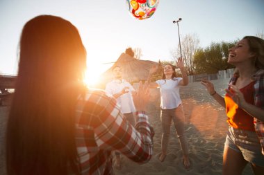  neşeli arkadaşları topla oynamayı