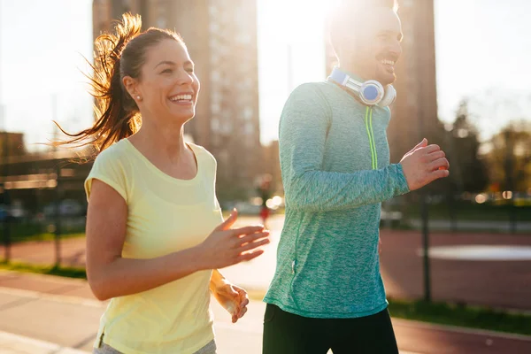 Jonge aantrekkelijke paar running — Stockfoto