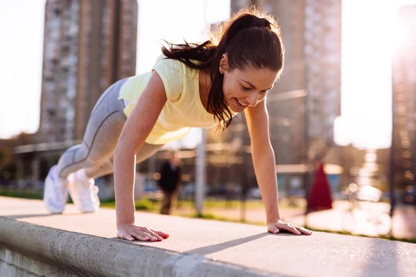 Imagen de una mujer haciendo flexiones —  Fotos de Stock