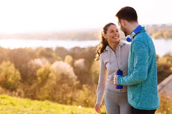 Joyeux jeune couple sportif — Photo