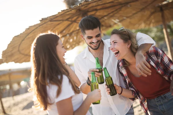 友人の話とビールを飲んで — ストック写真