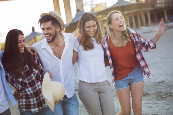 Grupo de amigos en la playa divirtiéndose — Foto de Stock